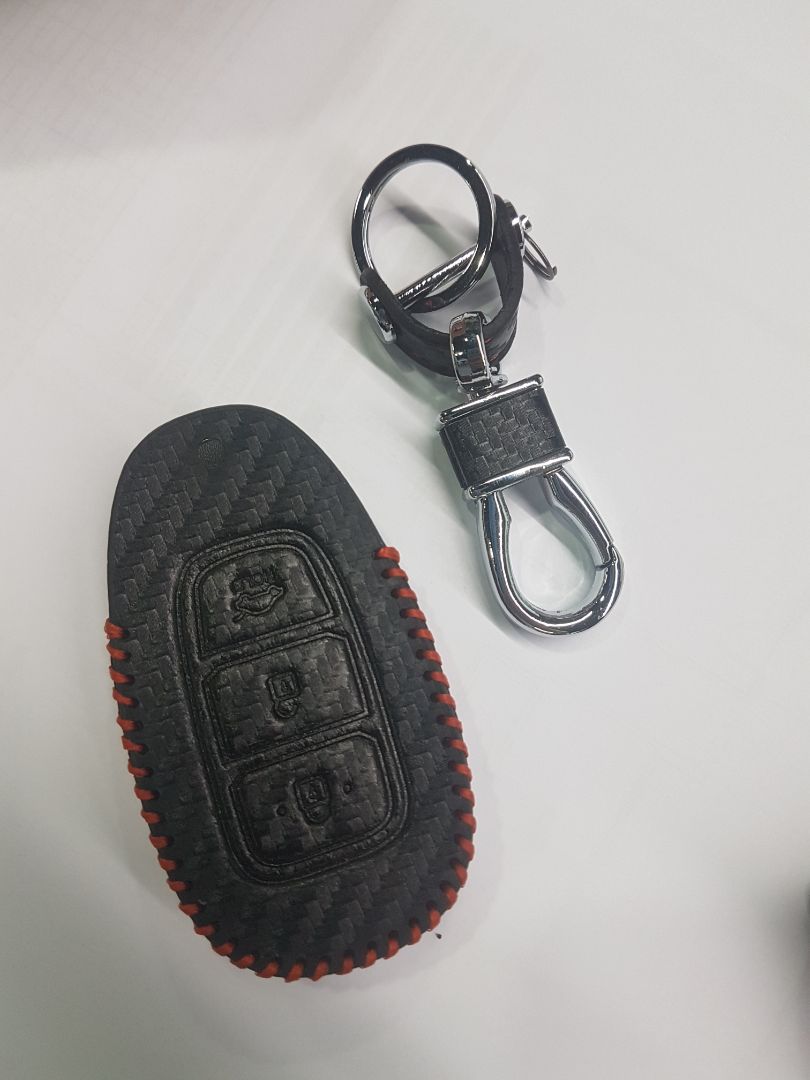 Sản phẩm và hình ảnh khác nhau hoàn toàn, màu da cho đến dg chỉ, móc khóa kiểu cách khác với trong hình ảnh. Nếu có nhiều mẫu thì hãy úp hình lên để khách hàng lựa chọn. Chứ hình 1 đằng giao hàng 1 nẻo. Làm tốn thời gian chờ đợi của khách hàng.