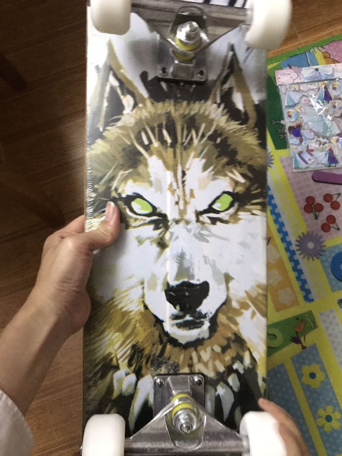 Không như quảng cáo, sản phẩm nhiều lỗi, hình con sói bị vỡ và màu loem nhoem