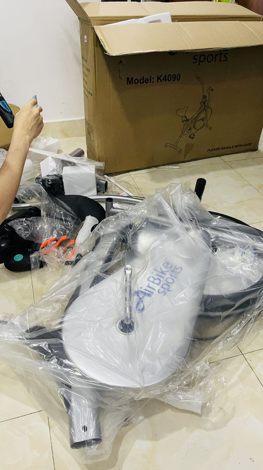 Máy khá chắc chắn, nhỏ gọn 
Lúc đầu tưởng cũng dễ lắp ráp nhưng phải mất gần tiếng đồng hồ, chắc do chưa quen.
Mở youtube lên xem dễ hiểu hơn trong cuốn sách hướng dẫn mặc dù có tiếng việt nhưng hình nhỏ quá ko hình dung được. Nhiều bù *** ốc vít nên phải người thích lắp ráp thì ok.
Phù hợp gia đình, giá cả phải chăng. 5 sao nhé