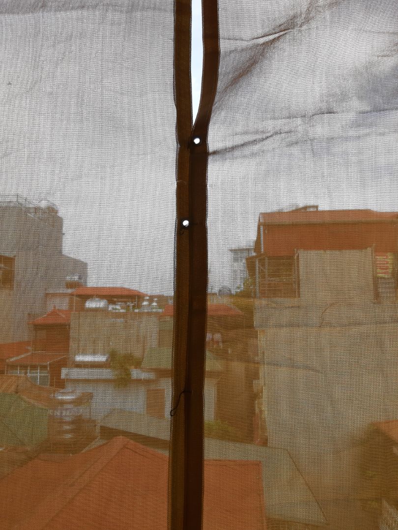 Hàng đúng như mẫu. Che nắng tốt. Chỉ có một chút xíu vấn đề là shop dập khuy khoảng cách không đúng 1m. Tôi mua 2 tấm nên khi buộc lại 2 lỗ dập bị lệch nhau