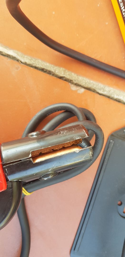 máy có dấu hiệu cạy mở, không phải hành mới đập hộp, đầu vít bị vặn ra rồi.