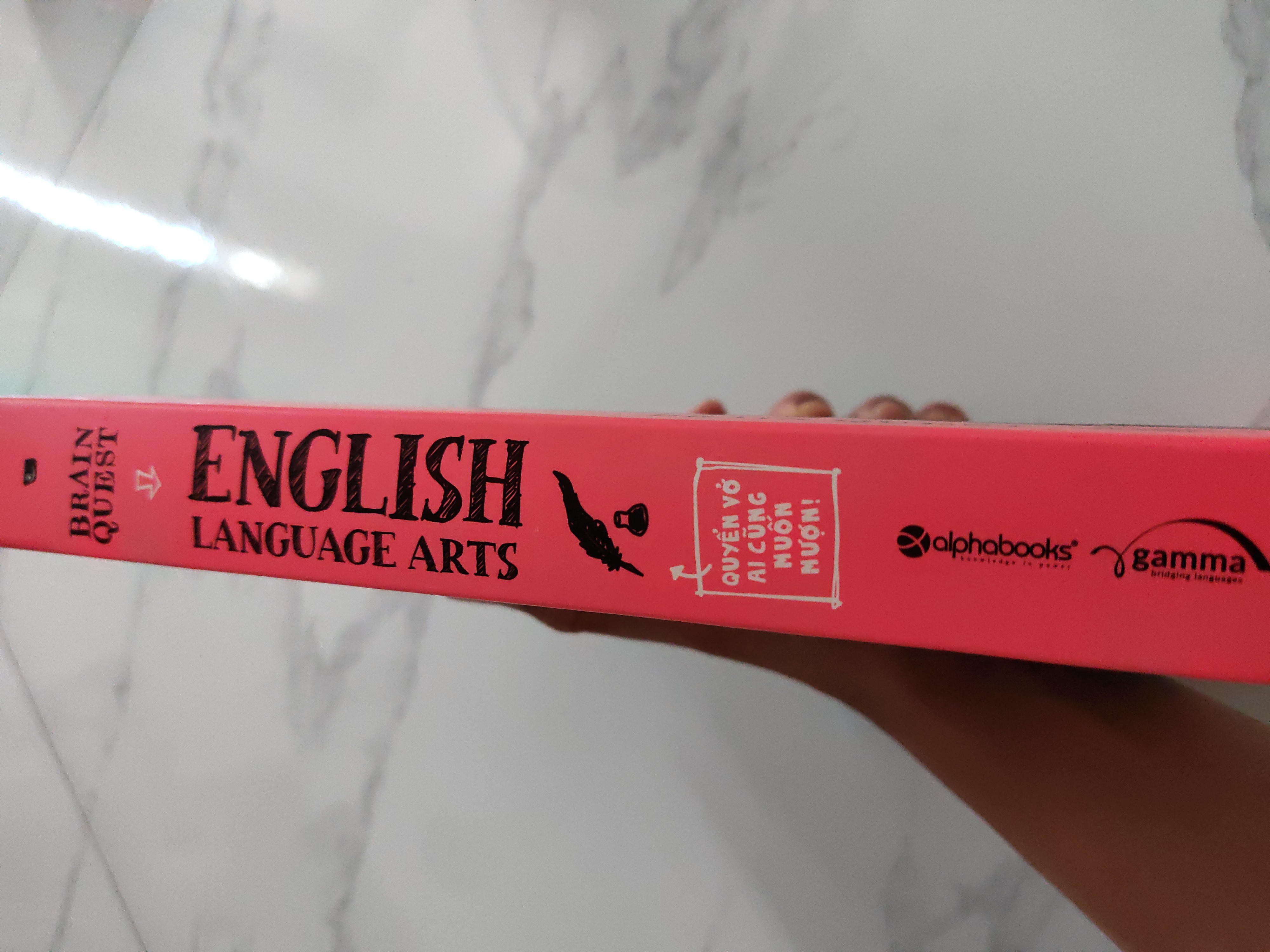 Sản phẩm đẹp, dễ hiểu. Thực ra mình nhìn trungd quyển này tron nhà sách rồi nhưng giá hơi cay, khoảng 400 mấy, một hs như mình ko có nhiều tiền thế, mình có xin bame nhưng  bame nói tìm trên mạng thử xem, cho mình 300k thôi, Tiki bán rẻ thật, còn có quà tặng kèm, rate 5 sao nè~