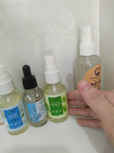 Cái này thì mua chai nhỏ thôi về thử mà công nhận là tiện thiệt, đem đi chơi đi đồ hay đi đâu đso tui toàn thủ 1 chai sẵn trong người, khử mùi đồ ăn với mùi phòng siêu tốt luôn nè. Lần sau thử mùi khác xem sao hihi Cái này thì mua chai nhỏ thôi về thử mà công nhận là tiện thiệt, đem đi chơi đi đồ hay đi đâu đso tui toàn thủ 1 chai sẵn trong người, khử mùi đồ ăn với mùi phòng siêu tốt luôn nè. Lần sau thử mùi khác xem sao hihi