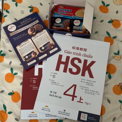 Hàng nhận sớm hơn dự kiến trên app hiển thị. Cảm ơn Fahasha rất nhiều vì đã tặng cho mình món quà, rất bất ngờ ạ. Đến tay thì bánh có bị vỡ nát hết rồi nhưng mình rất trân trọng tấm lòng của nhà sách .Tìm khắp nơi thì Fahasha trên Tiki là giá tốt nhất rồi. Còn hai cuốn tập hai lần sau mình nhất định sẽ đặt tiếp chổ này nữa 🥰