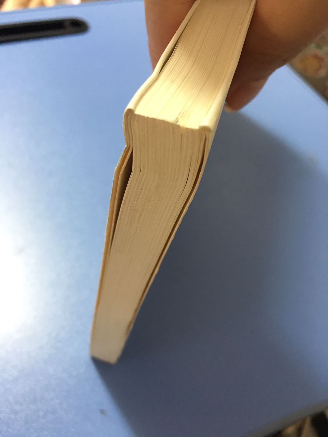 Mình cho 2 sao là cho dịch vụ vận chuyển và lưu trữ của tiki. Cuốn sách đến tay mình mà nhìn như sách cũ vậy ? đưa cho 2 đứa bạn xem ai cũng gật đầu bảo tưởng sách cũ. 

Bìa sách xước rất nhiều. Sách bám nhiều bụi và vết bẩn. Mép sách bị méo. Nói chung là nhận xong không hề vui cho nổi. Nhưng may là bên trong vẫn đọc được.

Về phần sách thì chất giấy khá tốt. Bìa trang trí đẹp. Không kèm bookmark. Cá nhân mình thấy khổ giấy hơi to và chữ bên trong thì ít quá nên nhìn tổng thể trình bày hơi kì cục.