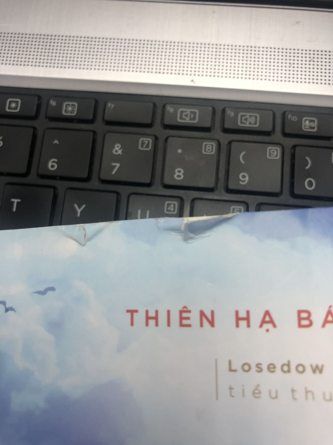 Hộp giấy không móp méo gì nhưng sách lại bị rách mép như hình. Đề nghị tiki xem lại khâu bảo quản sách nhé!