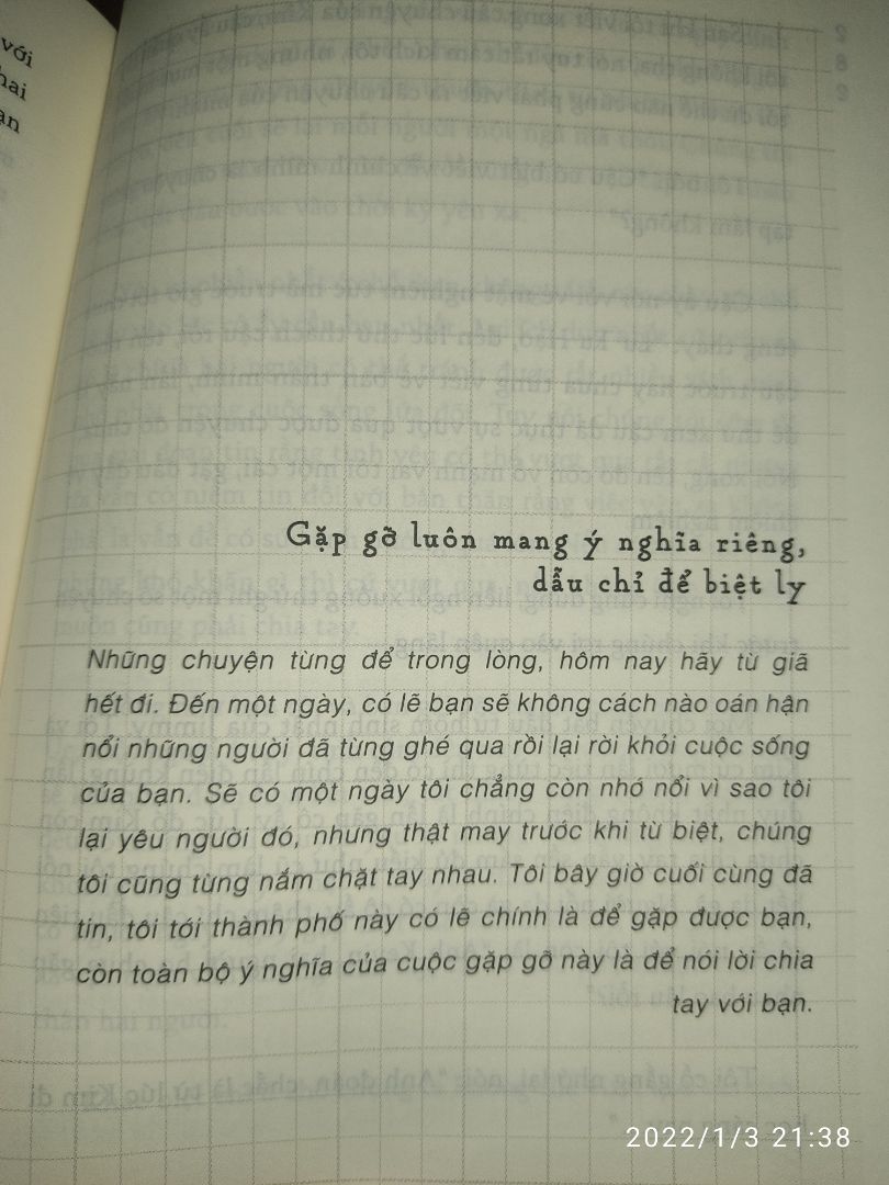 Sách giao đúng thời gian. Bìa sách rất ý nghĩa. Sách mua tặng nên không có ảnh. Nhưng tìm hiểu thì có biết sách này cũng thiên về các phần như tình bạn, tình yêu,... cũng khá dễ đọc. Giống form sách các quyển như 999 bức thư tình, đừng hoài phí tuổi trẻ. Mình đoán thế 🤔