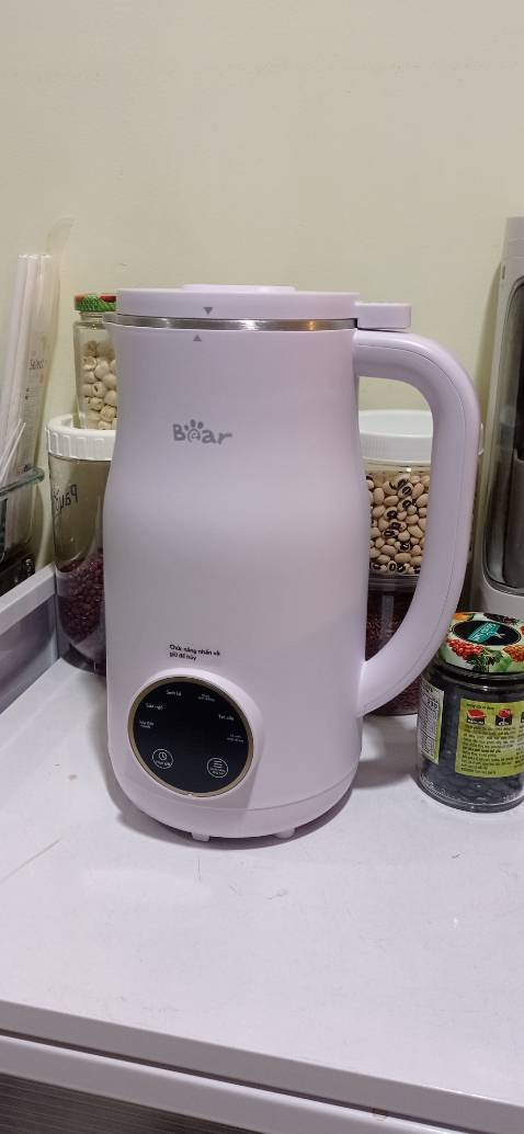 Máy màu tím nhỏ gọn dễ thương, nấu sữa đậu sữa bắp ta nói nó xay nhuyễn mịn. Chỉ cần bỏ đậu vào rồi đi mần công chiện trời đất lát 30p có 2 ly sữa uống đẹp da 😍😍