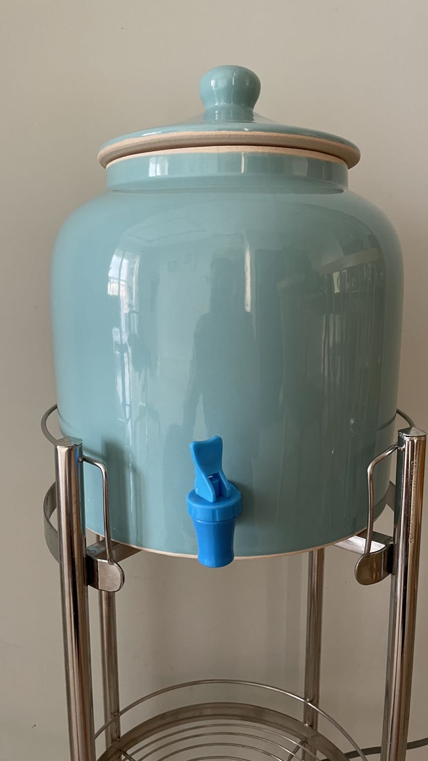 Đánh giá chung về chất lượng với tầm giá 400k là tạm ổn. Để cải thiện chất lượng tốt hơn, nên:
- Vòi xả nước uống: đổi ra loại lớn hơn. Loại hiện tại rất nhỏ, xả uống 1 ly nước mà phải mất thời gian chờ đợi lâu, mình đã phải tự thay 1 loại khác.
- Phần chỗ nắp đậy (như hình): không được tráng men nên khi mở ra đóng nắp bình lại dễ gây ma sát giữa nắp và thành bình làm bong tróc đất nung và rơi *** vào nước uống bên trong, ngoài ra do không được tráng men nên khi nắp cọ vào thành bình thì gây ra âm thanh rất “khét” làm khó chịu. Chưa rõ đây là lỗi của sản phẩm mình mua hay toàn bộ sản phẩm đều như vậy. Nhà sản suất nên tráng men đầy đủ và kỹ.
- Sơn bị loang lỗ bên trong thành bình (như hình)