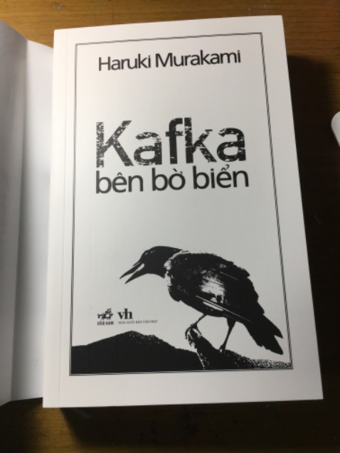 Sách giao nhanh, đặt ngày 16 qua sáng ngày 17 đã nhận đc hàng. Sách mới tinh, ko bị xong góc hay trầy xước. Xứng đáng 5sao về khâu vận chuyển. Đây là quyển đầu tiên mình đọc của tác giả Murakami, nghe danh đã lâu nên cũng tò mò đọc thử.( khi đọc xong mình sẽ ghi cảm nhận nhé) 💖😆