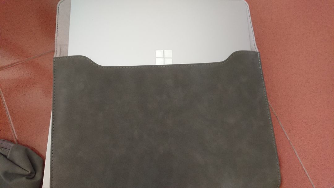 gói hàng chất lượng, dù chỉ bằng vải nhưng vẫn được bọc chống sốc tiki giao hàng nhanh,  bỏ vừa con surface laptop 4 của mình