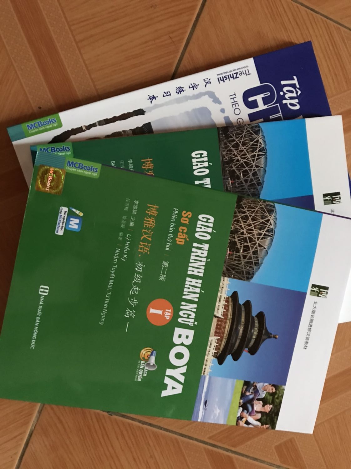 Sách in ấn đóng gáy cực xịn. Cá nhân mình là người mới bắt đầu thì cực thích cuốn tặng kèm vì dạy viết rất chi tiết và dễ hiểu.