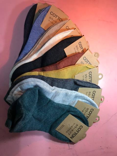 Set 10 đôi tất thoải mái đi cả vụ luôn.
Cổ ngắn m đi qua mắt cá chân 1 tí thôi. Rất ưng vì ngắn đi cho nhanh dễ đi, tháo ra cũng nhanh.