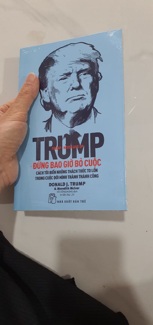 Sách còn trong bọc, chưa mở ra. 
Mình thích tư duy tỉ phú Trump.