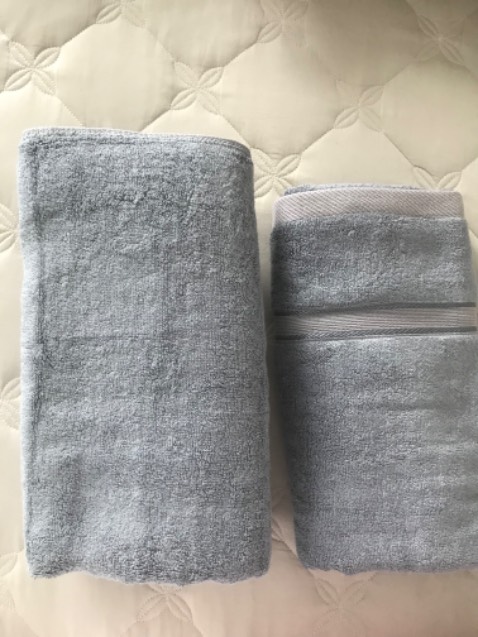 Mình mua khăn màu xám ghi, nhưng màu sản phẩm thật khác màu chụp lên ảnh của shop. Sản phẩm thật màu xanh xám. Mình thử chụp ảnh thì thấy màu sắc cũng khác màu thật. Chất liệu thì mềm okie ạ