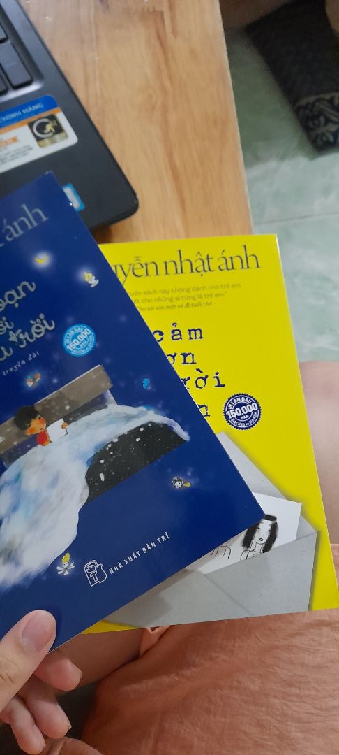 Sách đóng gói siêu kĩ luôn ạ , còn nguyên vỏ bọc sách ngoài nên rất mới . Mọi người nên mua ở đây nha , giá thành tính ra thì rất rẻ luôn ấy