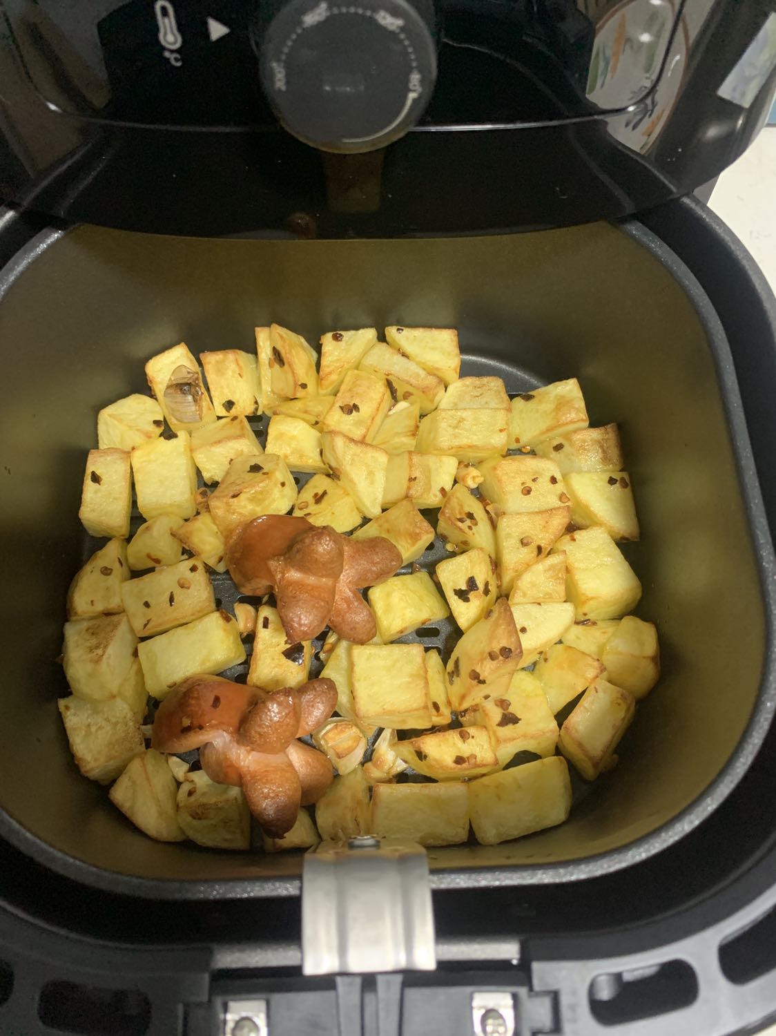 Hồi hận vì bây giờ mới mua nồi chiên không dầu. Nồi dung tích đủ cho 2 người ăn nhé, mình thấy công nghệ của Philips ổn lắm luôn, mình chiên khoai không cần lật mặt gì cả là chín đều luôn. Nồi không quá nóng dù mình chiên 200 độ trong 20p, rất xứng đáng giá tiền nha. Recommend bạn nào làm NVVP ko có nhiều thời gian cho việc bếp núc nhé!