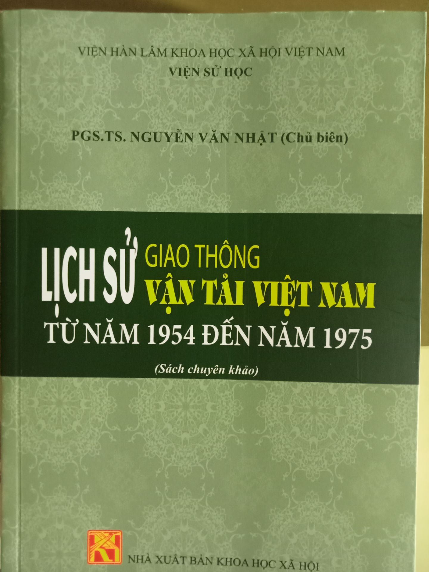 cuốn sách là một sự tổng quát về giao thông VN. Đọc nó, bạn sẽ thấy cả miền Bắc và Nam trong thời kỳ lịch sử đặc biệt ***. Đúng như mình vẫn nghĩ: "Lịch sử là ông nội của các ngành khoa học", vì ngành khoa học nào cũng có lịch sử của riêng nó, góp vào lịch sử chung.