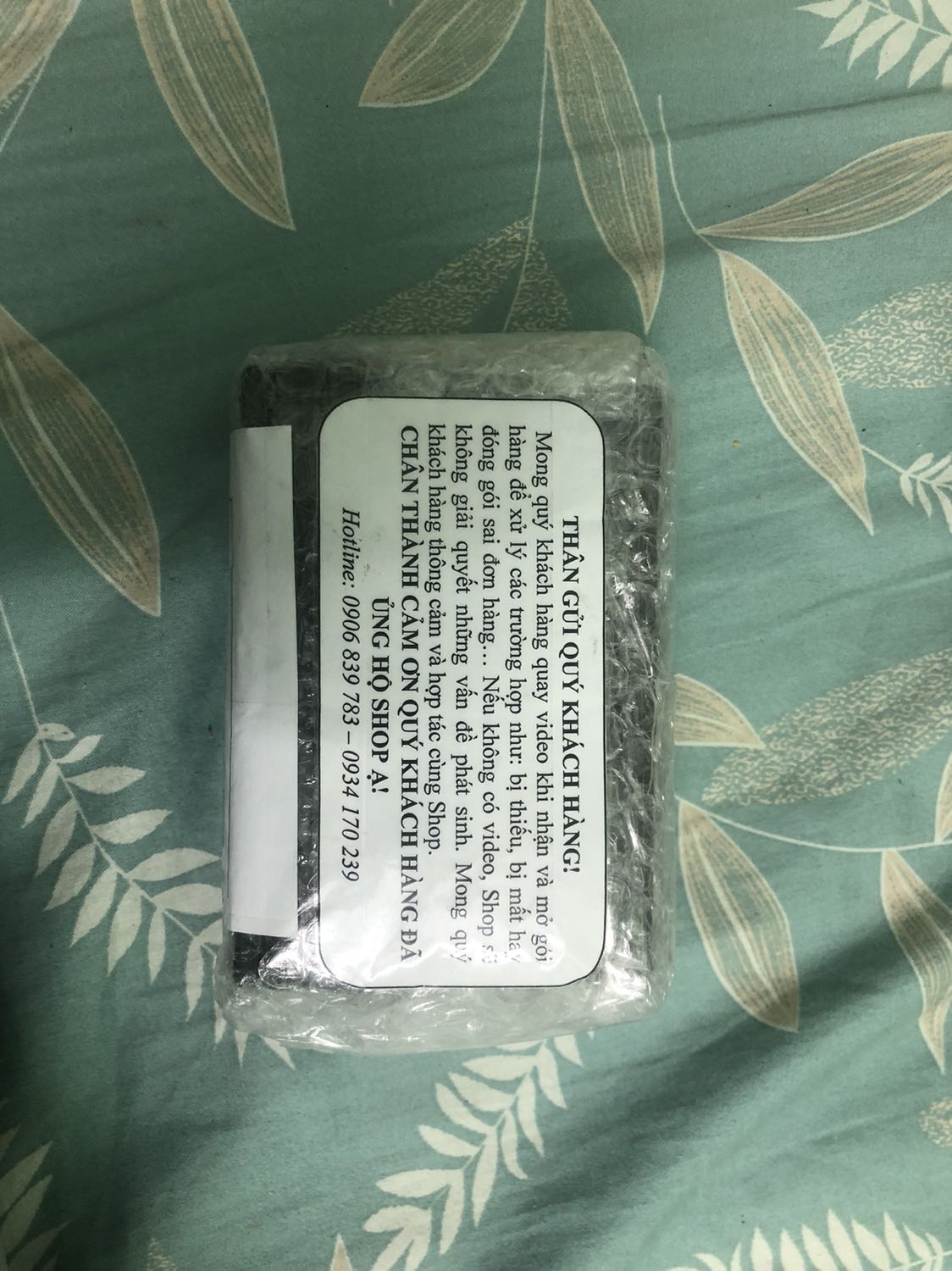 Phải công nhận bọc hàng rất cẩn thận. Hàng có cả tem tiếc các thứ trông khá ổn. 
Chuột bóng và mới. Lần thứ 3 mua con chuột này nhưng hơi bất ngờ về độ mới của con chuột shop này bán.
Hàng khá uy tín. Sẽ ủng hộ shop nếu có cơ hội.
Hàng đẹp nhưng lại không được chọn màu. Hơi tiếc. Hàng quá ổn so với giá nha mọi người!😄