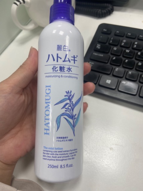 Mùa này ngồi điều hoà vp ko có xịt khoáng da khô lắm
Tia xịt sương rất tốt nhé