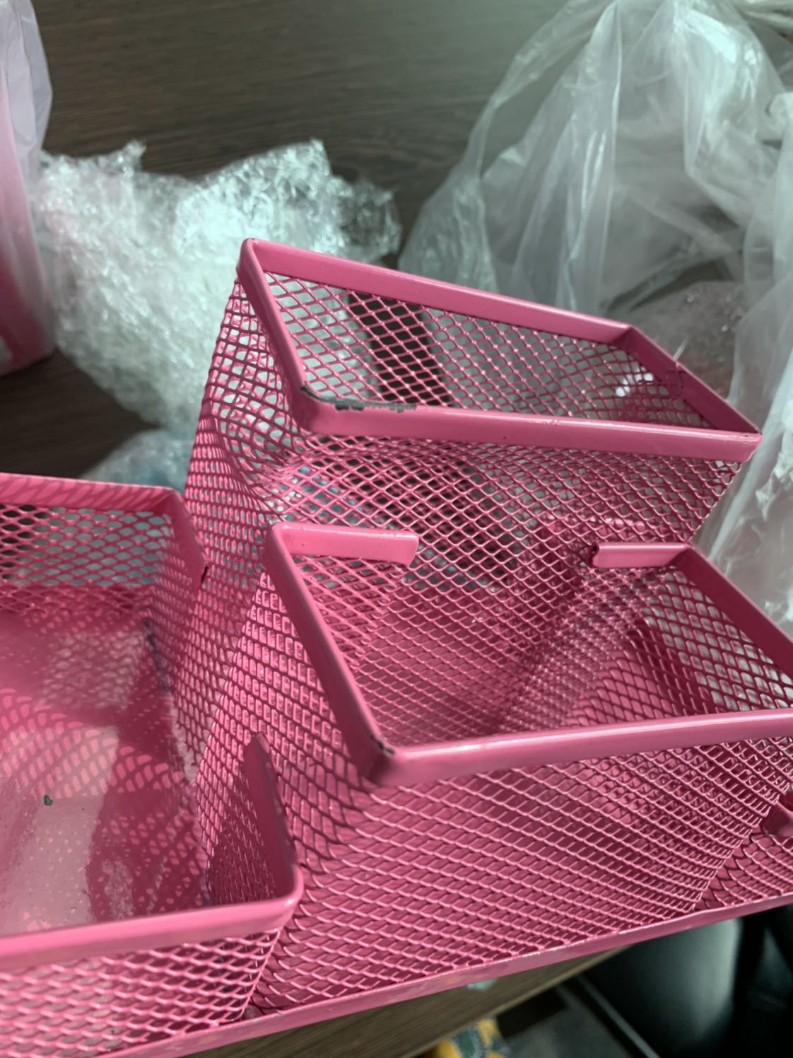 Mình đặt mua 03 cái đựng viết để bàn. 
Mở ra thì sản phẩm móp méo thế này đây. 
Sơn thì bong tróc lỡm chỡm, miếng đế phía dưới thì mất một cục.
Đề nghị Tiki sớm thu hồi sp và đổi cho mình cái mới đàng hoàng nhé.