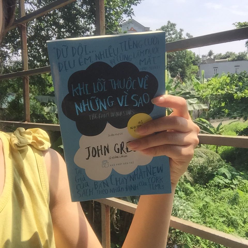 Cuốn sách với nội dung nhẹ nhàng dù cho là căn bệnh quái ác nhưng cách xây dựng của tác giả khiến ta cảm thấy khía cạnh khác của những bệnh nhân này tình yêu của đôi nam nữ chính cũng rất ngọt ngào đẹp đẽ mình thấy cuốn này có thể chiếm được cảm tình của bất kì ai dù cho không quá xuất sắc nhưng cũng ko quá tệ mình nghĩ nên để 4 trên 5 sao về giao hàng thì tiki vẫn giao rất nhanh điểm trừ là ko bọc đàng hoàng rất có thể khiến sách bị móp méo nhưng may là em nó lần này ko sao, mình nghĩ là nên đọc nha