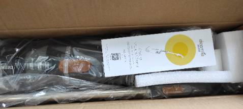 Máy hút bụi này có giá 438.000 đồng (đã bao gồm phí vận chuyển). Cắm điện vào máy chạy. Hút bụi trong chiếu, thảm ra ngoài. Khi hút xong gỡ giấy lọc gõ gõ nhiều phát cho bụi rơi ra.