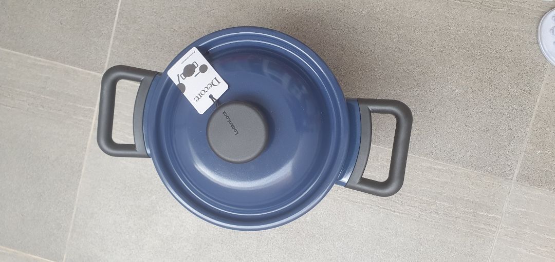 sản phẩm khá nhẹ, đẹp, quai nồi bằng nhưna đường kính 20cm, khá sâu, dung tích 5.4lit, sp đóng gói kĩ, hàng giao siêu tốc