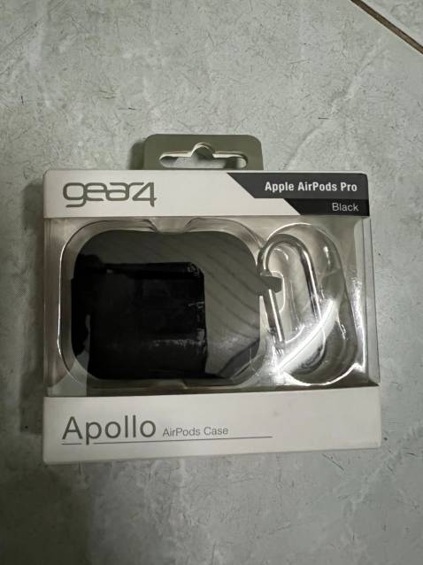 Ngoại quan: Sản phẩm có ngoại quan tương đối giống với mô tả, sản phẩm chính hãng có vỏ hộp nhìn xịn xò. Khi mở hộp ra thấy cách gắn sản phẩm đã bị lệch, như đã có người đụng vào, không còn được nguyên zin của sản phẩm. 
Xuất xứ: Thương hiệu của GEAR4 của Anh. 
Sản xuất: Tại China anh hùng. 
Chất lượng: Bao da màu đen, khá dày, chống bám bẩn cũng tàm tạm, có móc khóa. Khi gắn bao vào Airpods Pro thì vừa khít.
Thời gian giao hàng: Thời gian giao hàng nhanh, đặt từ 17:32, Chủ nhật 27-*** đến 10:23, Thứ ba 29-*** sản phẩm đã được giao đến. 
Thái độ nhân viên giao hàng: Ổn, chịu hợp tác với tôi trong việc giao hàng. 
Giá sản phẩm: Mua hàng canh lúc sales và có thêm mã giảm giá nên mua được với giá 235.600 đồng, miễn phí ship. 
Tổng quan: Sản phẩm phù hợp với những ai muốn sử dụng hàng chính hãng với một giá tiền và chất lượng sản phẩm tương đối. Bên cạnh đó, thời gian và dịch vụ giao hàng ổn. Cảm ơn mọi người đã đọc.