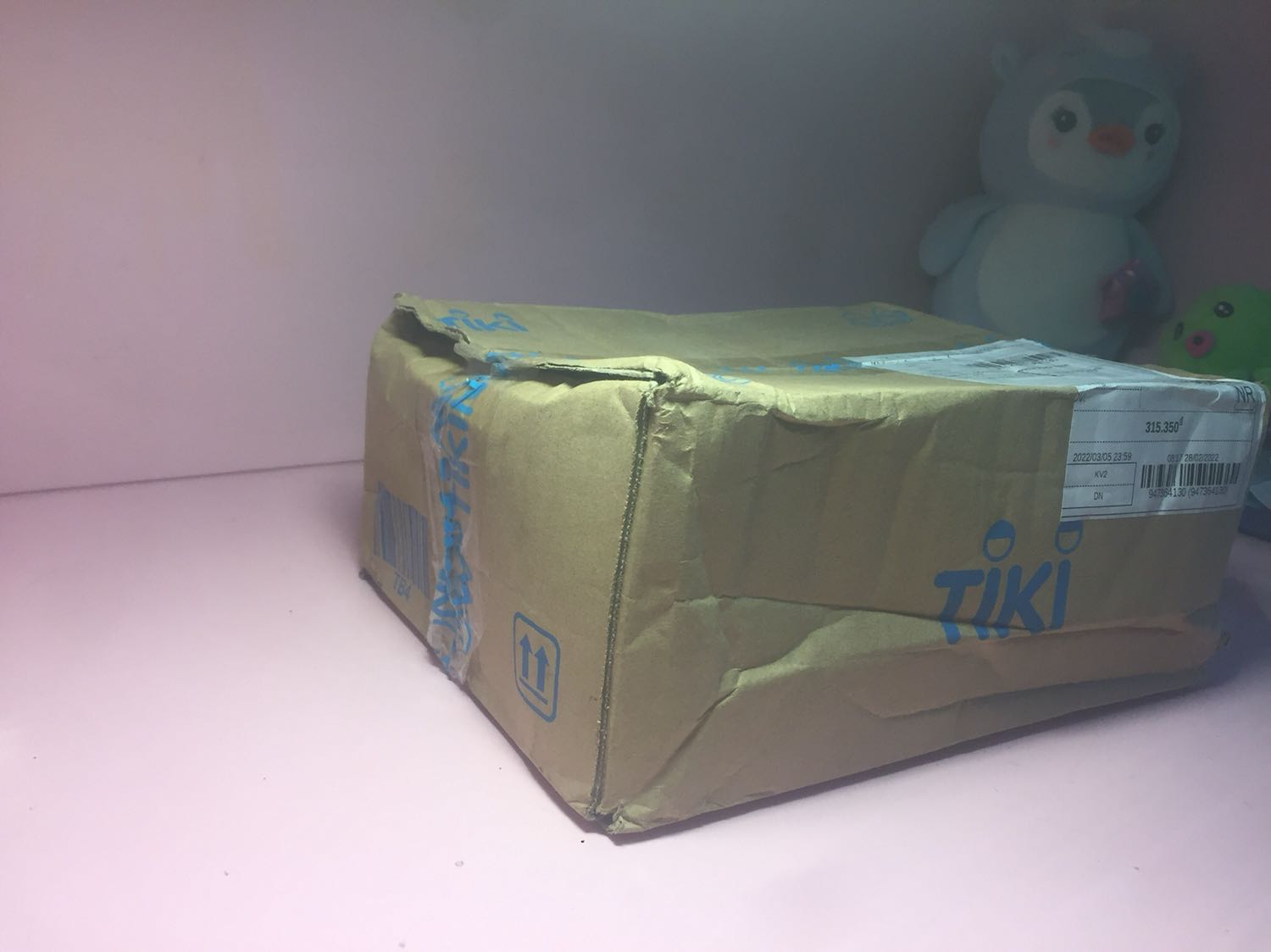 Giao hàng đúng thời hạn, đóng gói hơi sơ sài nên sách bị cấn một số góc của boxet nhưng sách bên trong vẫn ok. Truyện của Đinh Mặc thì lúc nào cũng đỉnh rồi, mua cuốn này về để sưu tầm vì đọc xong trên mạng quá hayy. Tiếc là lỡ mất cái thư tay của tác giả, rầu ghee