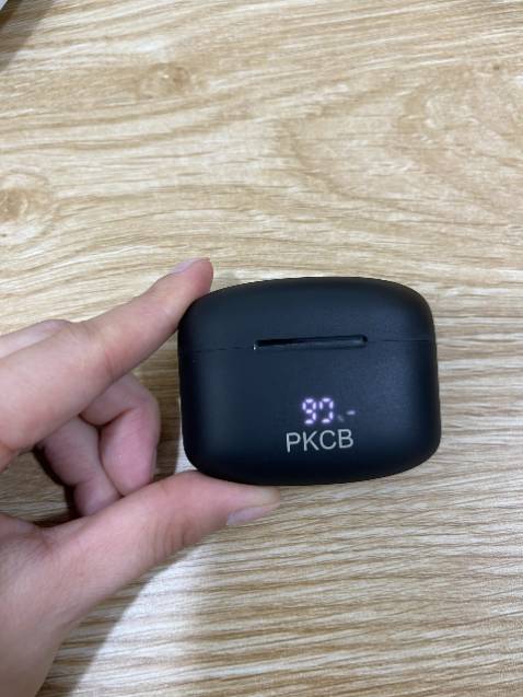 Tai nghe chống ồn tốt, micro rất êm, nghe nhạc rất sướng luôn, nghe gọi mượt mà, nút cao su nên đeo khá thoải mái, bộ đi kèm còn có 2 size nút tai nghe cho thêm để thay đổi, rất dễ kết nối luôn nhé, Bluetooth 5.1 nên rất mượt luôn, nếu pin yếu sẽ bị delay 3-5 giây còn bình thường thì ngon lành cành đào, rất đáng tiền luôn