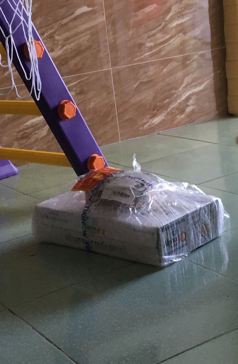 Dịch nhưng vẫn giao hàng khá nhanh, nhân viên giao hàng thân thiện và nhiệt tình. Có cả quà đi kèm theo thùng sữa