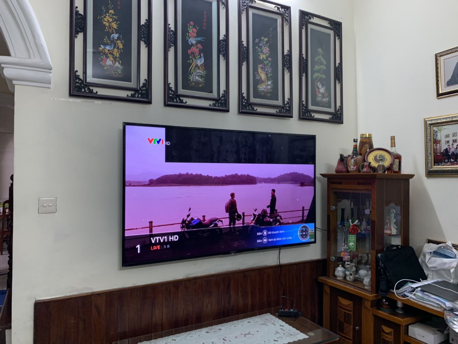 Giao hàng nhanh, sản phẩm đẹp, giá phải chăng, lắp lên đẹp hẳn cả TV