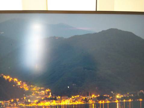 Hàng đóng gói quá sơ sài, mở ra thì lỗi hở một mảng màu. Yêu cầu đổi trả thì lại bắt bớ không được dính băng vào hộp? Khó hiểu??? Do dịch vận chuyển chậm chễ gần 2 tuần. Ai thông cảm cho tôi? Khách hàng là thượng đế?