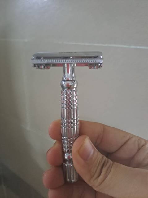 Quá ok. Lưỡi cạo sát êm ái.  Sản phẩm cầm chắc tay lắm. Inox thì quá chất lượng rồi.