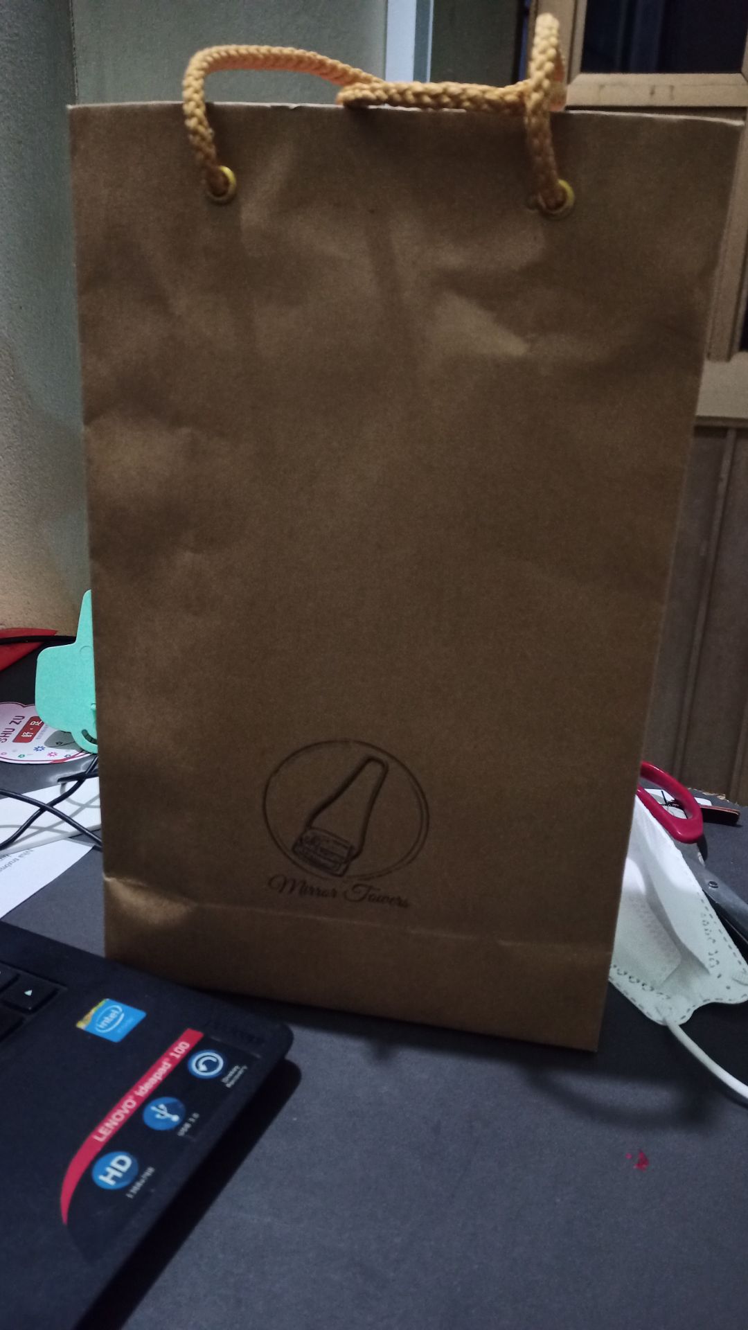 Túi khá dày dặn, bền và không có mùi khó chịu như những túi giấy rẻ mình từng mua. Sản phẩm hợp với giá tiền, mọi người nên mua nha