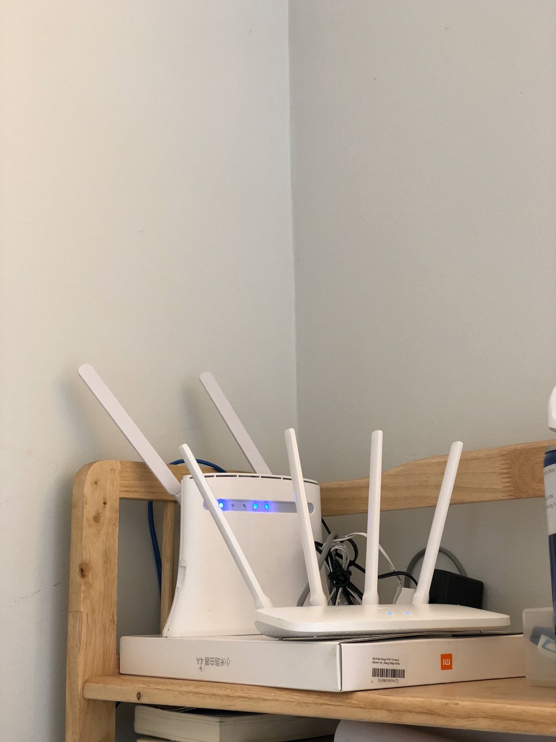 Hàng nhập khẩu nên toàn tiếng TQ. 
Mà cơ bản cũng mò dễ, các bạn cứ cắm dây WAN (internet đầu vào) rồi sau đó setup. 
vào miwifi.com trang đâu tiền là đặt tên wifi và mật khẩu. Đặt xong thì thiết bị khởi động lại với tên vừa đặt. 
Sau đó cài đặt translate extension của google chrome để dịch nguyên ***.

Mình mua về để trị hiện tượng đụng độ sóng 2.4GHz với loa bluetooth. Chỉ dùng băng tần 5GHz, thấy sóng khoẻ, tối ưu được tốc độ mạng.

Sản phẩm khuyên nên dùng.