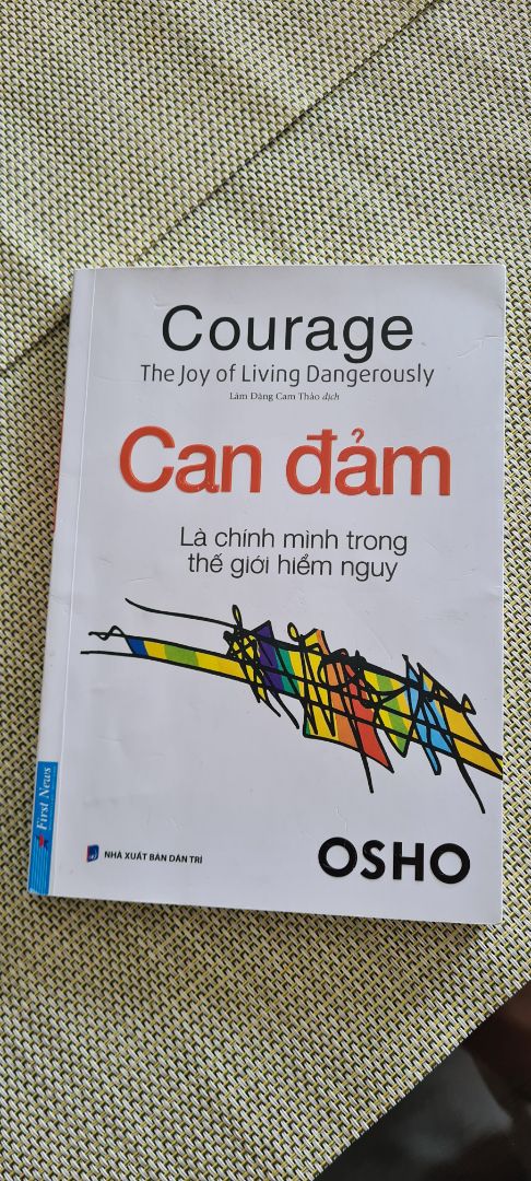 Đây là cuốn thứ 2 của Osho mình đọc.
Nội dung cơ bản là ổn, có nhiều ý hay, áp dụng được vào cuộc sống.
Tuy nhiên, điểm mình không thích là việc tác giả diễn giải khá dài dòng, lặp ý ở rất nhiều đoạn. Ngoài ra Osho là cứng nhắc, quan điểm của ông  thường chắc nịch, cảm giác hơi áp đặt, phủ nhận 100% các luận điểm trái chiều. Đây là cuốn thứ 2 của Osho mình đọc.
Nội dung cơ bản là ổn, có nhiều ý hay, áp dụng được vào cuộc sống.
Tuy nhiên, điểm mình không thích là việc tác giả diễn giải khá dài dòng, lặp ý ở rất nhiều đoạn. Ngoài ra Osho là cứng nhắc, quan điểm của ông  thường chắc nịch, cảm giác hơi áp đặt, phủ nhận 100% các luận điểm trái chiều.