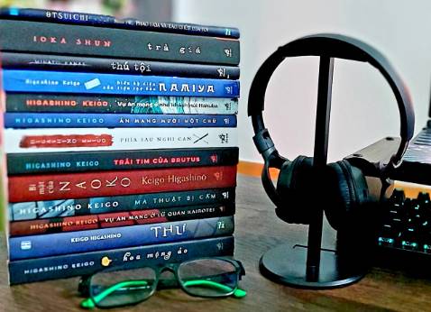 -      Tiki giao hàng cực nhanh, anh shipper dễ thương. Đóng gói kĩ, thùng carton cứng cáp, dán keo khắp các mép và cạnh, sách nằm vừa vặn, gọn gàng trong hộp. Tất cả sách mới toanh, không có một quyển nào bị trầy xước, hỏng hóc.
-     Bìa siêu đẹp, láng mịn, rõ nét. Giấy vàng, thơm. Mực in đen, đều màu, không lem hay bị nhạt.
-    Canh đợt giảm giá của Nhã Nam nên giá -50% cực hời, sách lại mới.
-    Túm lại: Trên cả tuyệt vời cho đơn hàng đầu năm. Yêu Tiki nhiều!