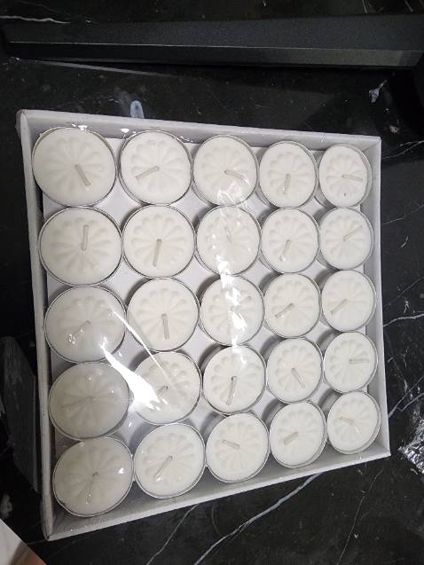 Nên ko giống như hình. Loại nên này có hình hoa trên mặ  (hình của shop là nến trơn). Nến này cháy ko hết. Còn lại 1/2 nến là tim nến bị cháy cụt hết. Đề nghi đổi cho tôi 1 hộp nến đúng như hình chụp. Hộp đã khui tôi sẽ dùng vậy