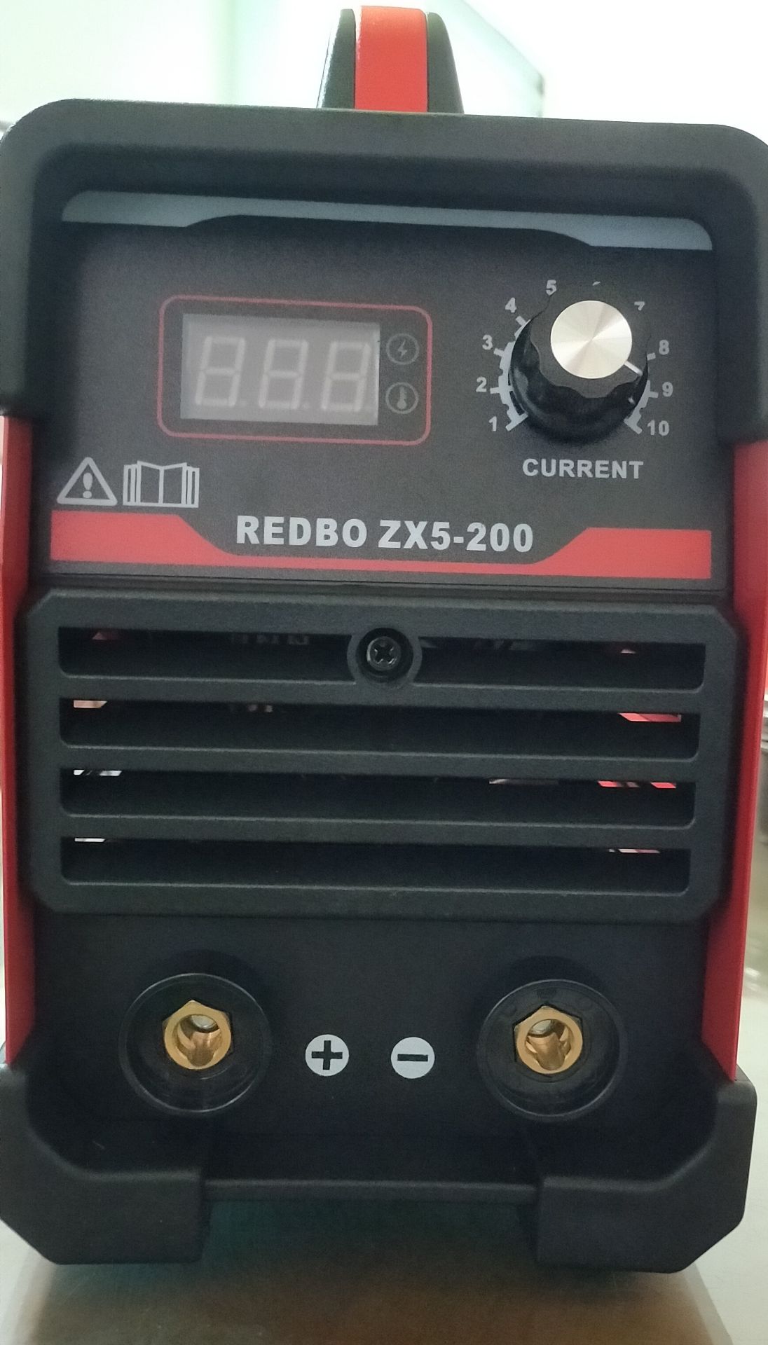 Máy tốt, hàn que 3.2 cả ngày không vấn đề, mẫu mã đẹp, cầm khá chắc tay. Hàng chính hãng, có tem nhãn đầy đủ