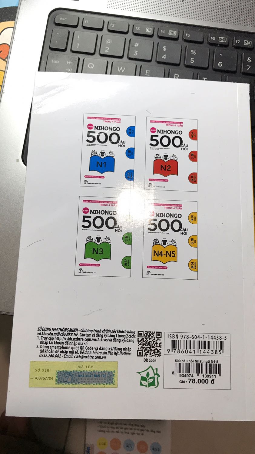 Nội dung hay. Nhưng sách cũ cũ dơ dơ mình đã lau rồi. Lúc mới nhận sách bụi bụi y như là vứt ở góc nào rồi lôi ra vậy. Thất vọng cách bảo quản sách của tiki. 
Mình đặt hàng thứ 5 và thứ 2 là ngày giao hàng. Không hiểu vì sao đến thứ 2 trạng thái vẫn là tiki đã tiếp nhận. Cho đến khi mình ib *** thì mới xem đơn hàng mình. Mình đã mua rất nhiều nhưng mới chỉ gặp trường hợp như thế lần đầu. Rất bực mình. Thất vọng về cách phục vụ.