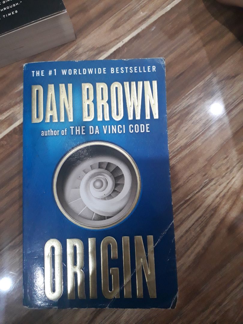 bìa rất cũ, các trang sách có các điểm gấp nếp như đánh dấu, đã qua sử dụng rồi, mình ord liền 6 7 quyển, các quyển khác k bọc riêng quyển này đc bọc kĩ, như vậy tiki cố tình