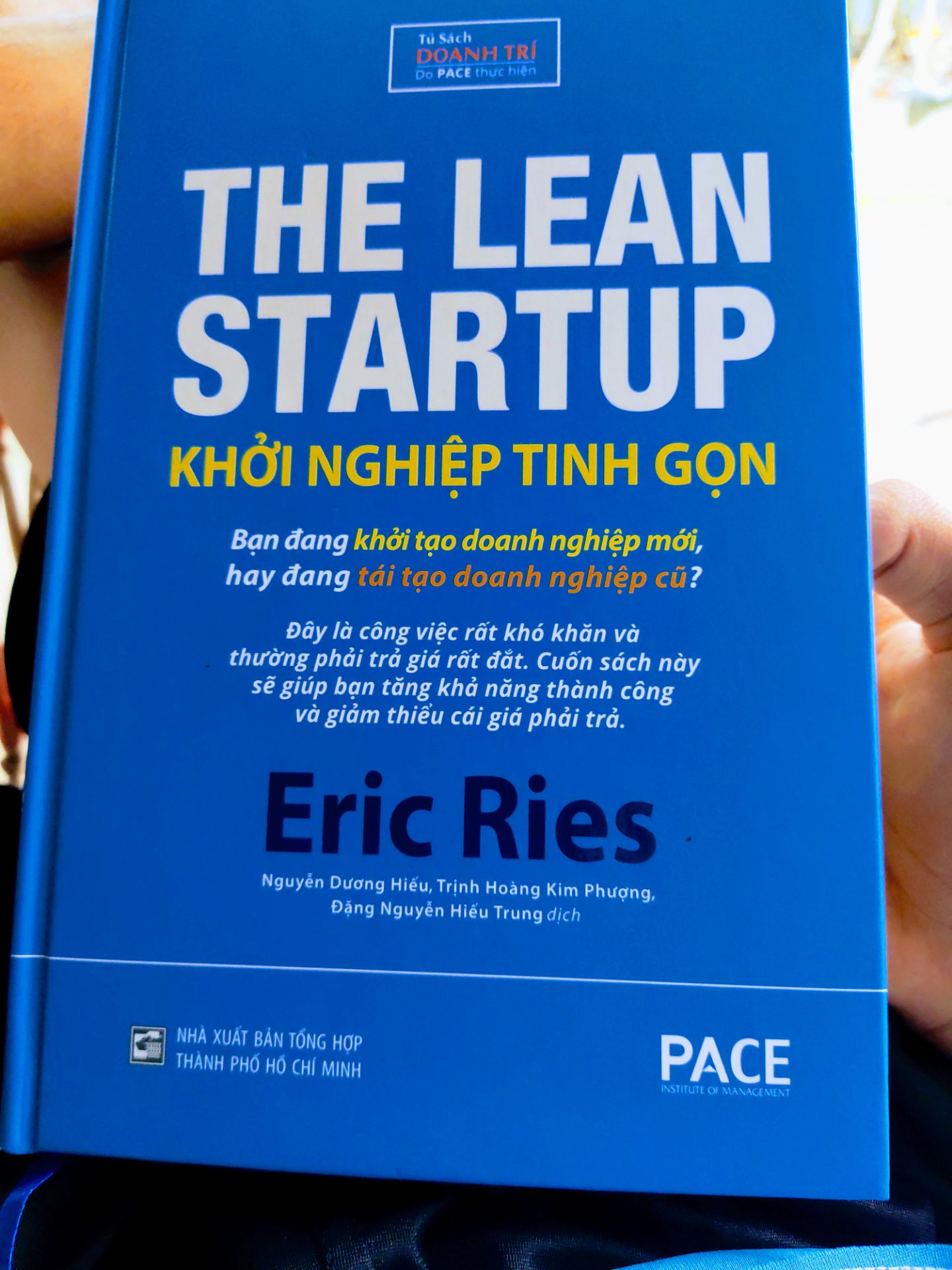 về hình thức bên ngoài sách rất tốt, chất lượng. nhưng về nội dung thì đánggiá 1 sao. tựa đề là KHỞI NGHIỆP TINH GỌN nhưng nội dung chỉ xoay quanh quá trình phát triển của IMVU, tác giả cuốn sách là người sáng lập và là CEO. đọc toàn bộ nội dung chẳng giúp ích được gì trong quá trình khởi nghiệp. cái biết được duy nhất là cách IMVU hình thành và phát triển như thế nào.