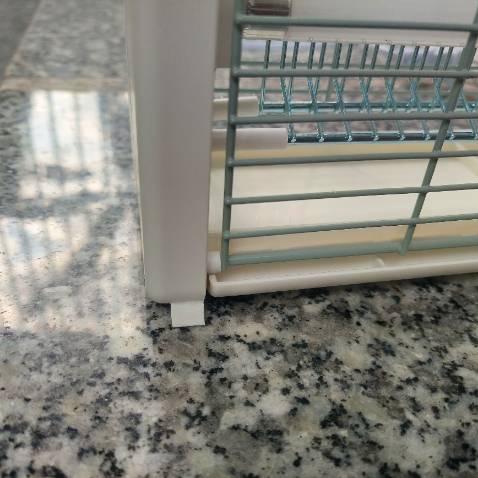 Đóng gói không kỹ, mở ra thấy một chân bị gãy phải lấy keo 502 dán lại