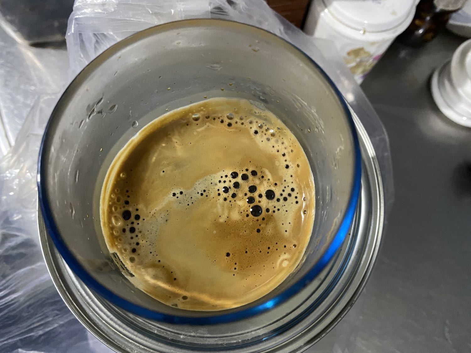 Tiki giao hàng nhanh chỉ sau 1 ngày đặt. Hàng tiki trading thì quá yên tâm. Hàng nguyên hộp, phụ kiện đầy đủ, trước khi quyết định mua mình tham khảo và đắn đo rất nhiều. Một số bạn phản ánh tay cầm ko đc thẳng, cũng hơi lo, nhưng máy mình mua thì ok hết. Máy pha cfe chất như ngoài quán mình hay uống có máy pha cỡ bự. Chất lượng cà phê phụ thuộc nhiều vào mức độ cà phê rang, loại cà phê, độ mịn ... 
Độ bền thì để thời gian chứng minh vậy, hy vọng thương hiệu của Ý ko làm mình thất vọng. :)