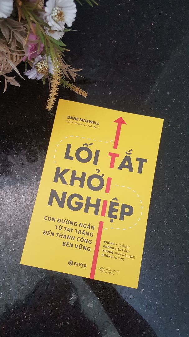 Anh Phong không những là một người dẫn đường mà còn là một người truyền cảm hứng cho bất cứ người nào muốn khởi nghiệp - đặc biệt cho những ai quan tâm ngành bán lẻ. Giọng văn gần gũi, nhẹ nhàng và đi sâu vào từng chi tiết, cách thức thực hiện để những người hoàn toàn mù mờ về Kinh doanh như mình vẫn có thể hiểu và áp dụng thực tiễn. Hóng sách anh viết cũng như những kinh nghiệm anh chia sẻ, nên khi cuốn "Lối Tắt Khởi Nghiệp" được xuất bản là mình order ngay lập tức. Cuốn sách này vô cùng hữu ích vì cho mình thêm những mảnh ghép tri thức về kinh doanh, giúp mình có bức tranh tổng thể hơn về những tư duy, kỹ năng và bài học về kinh doanh. Cám ơn anh Phong rất nhiều. Chúc anh luôn mạnh khỏe để có nhiều cống hiến cho cộng đồng.