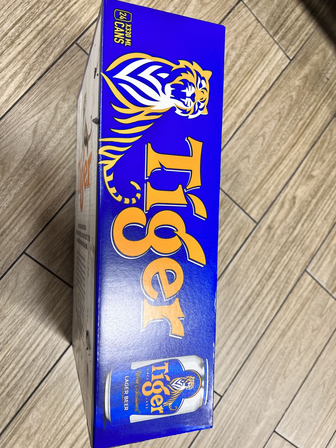 Bia date mới, giao nhanh 2h, thùng còn nguyên, bia cũng còn nguyên, bên ngoài đc quấn màng cẩn thận, chỉ sợ uống bị đăng do vận chuyển mà cuối cùng lại uống rất ngon. Thật sự tiện lợi khi có tiki