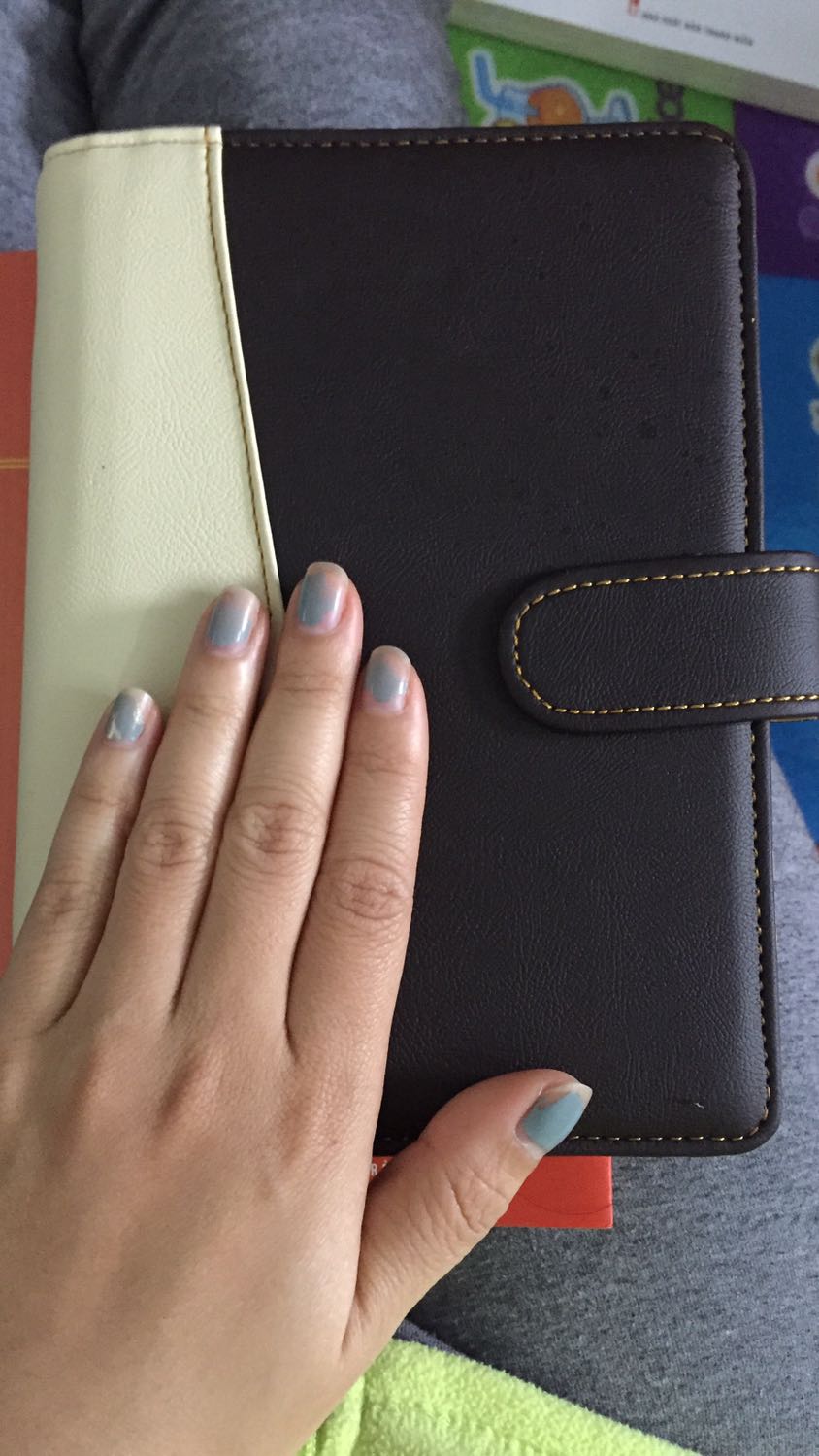 Sổ cầm vừa tay, nhìn cực chắc chắn và lịch sự. 
Giấy bên trong là A6 nhé. Xứng đáng giá tiền