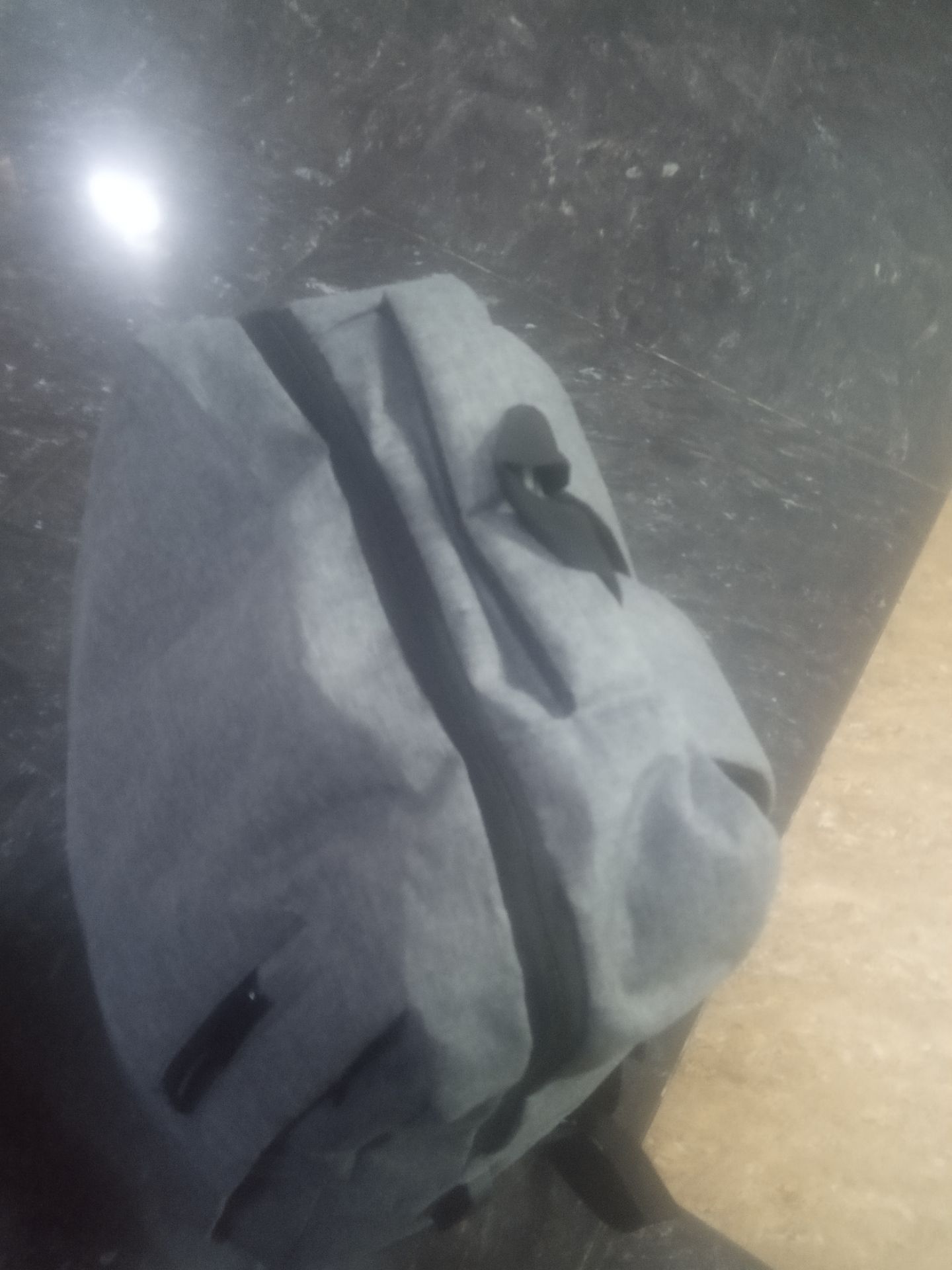 Sản phẩm giống mô tả, vải và đường may có vẻ chắc chắn. Có dây cổng sạc usb nhưng mình ko có sạc dự phòng để thử. Balo phù hợp dân văn phòng, sinh viên, có thể chứa một ít đồ nhỏ gọn khi đi du lịch. Hài lòng với sản phẩm, shop và tiki. 5Star
Hôm nay xem lại đánh giá mới nhớ là có tặng móc khóa, nhưng mình không nhận được.